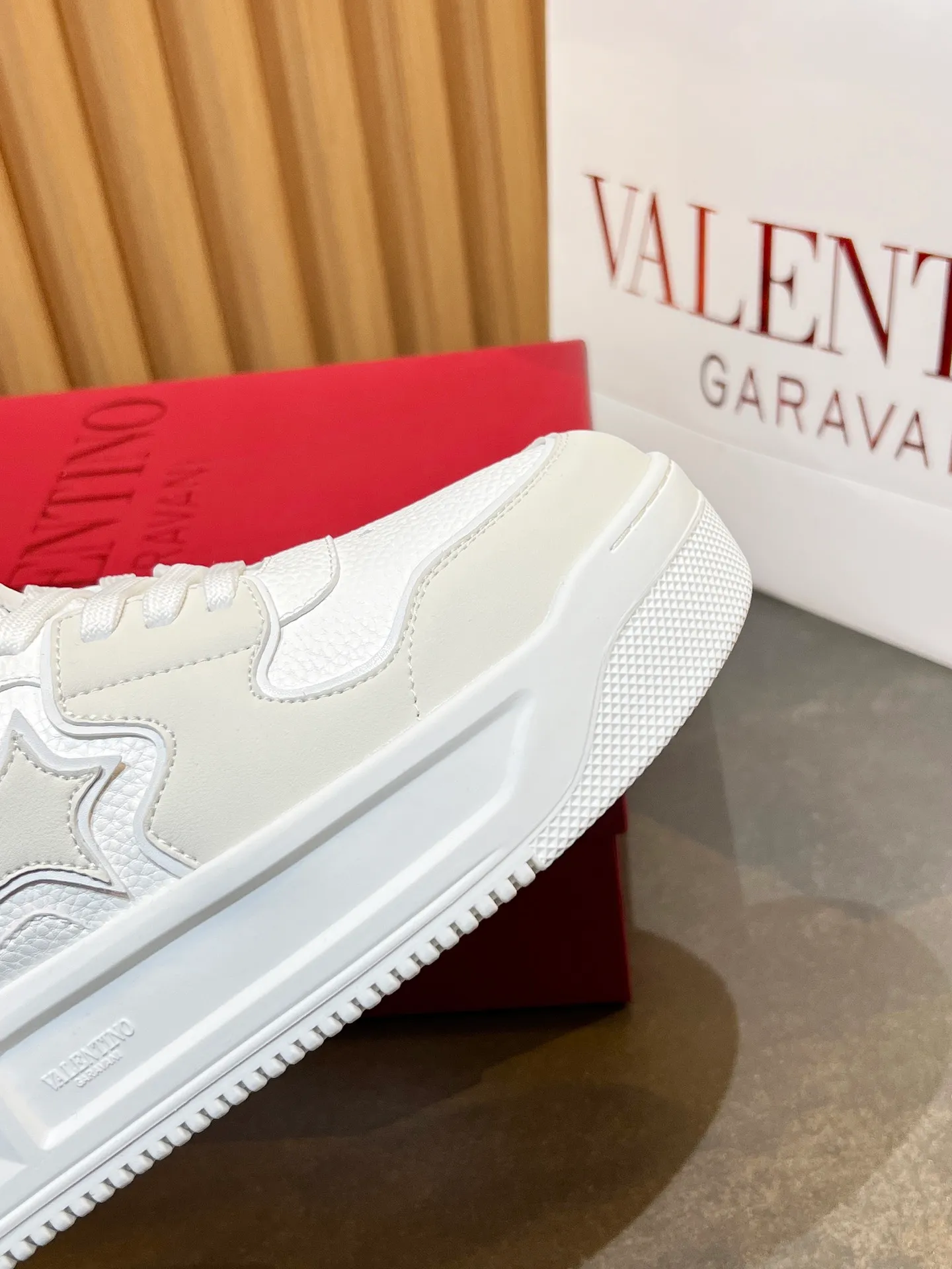 👟👟Ex-factory price 660👟👟 𝑽𝒂𝒍𝒆𝒏𝒕𝒊𝒏𝒐Valentino 𝑶𝒏𝒆𝑺𝒕𝒖𝒅 Couple casual sports shoes series Valentino 2024 new couple sports shoes are on sale. The original ZP was purchased and dismantled. Repeated pattern making and modification. I tried my best to restore it one to one! Top luxury masterpiece Signature five-pointed star design Soft and comfortable genuine leather with contrasting colors brings excellent and elegant texture and excellent on-foot comfort Top purchasing version upper: imported calfskin surface/original oil edge craftsmanship Outsole: original development 𝐓𝐏𝐔 two-color combination outsole Packaging: original configuration complete package Code number: 34-𝟒𝟓